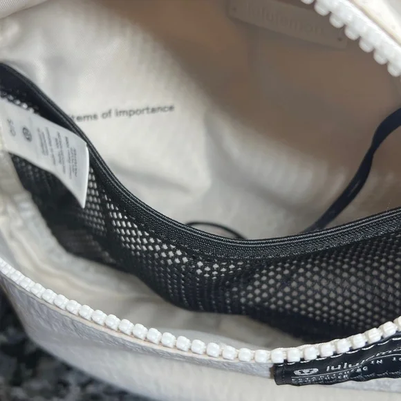 Lululemon Clean Lines Belt Bag White Opal with a 2L capacity - New with Tags - Picture 8 of 12